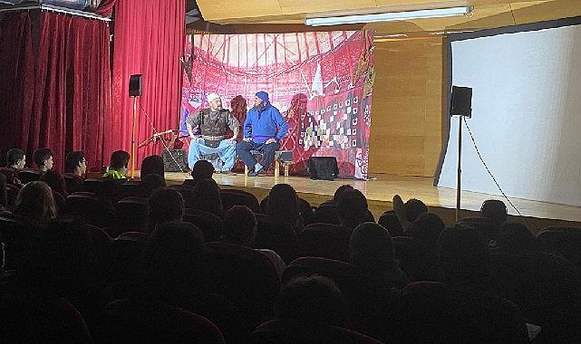 İlçedeki liselerin tiyatro salonlarında faaliyetlerini yürütmeye devam eden Zeytinburnu Gençlik