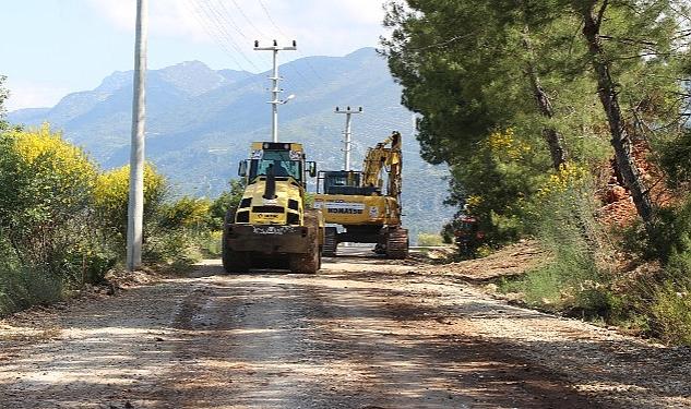 Antalya Büyükşehir Belediyesi, grup yollarındaki çalışmalarını aralıksız sürdürüyor. Bu kapsamda