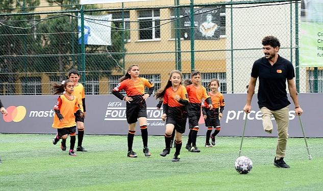 Mastercard ve UEFA Foundation for Children depremden etkilenen çocuk ve