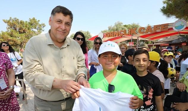 Mavi bayrak almaya hak kazanan Menderes’in plajlarına bayraklar düzenlenen törenle