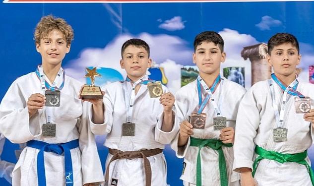 Büyükşehir Kağıtspor’un alt yapısı göz kamaştırıyor. Minik judocular ilk kez
