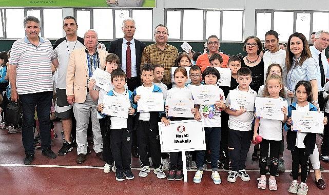 Osmangazi Belediyesi’nin verdiği tenis eğitiminden faydalanan 1 ve 2 sınıf