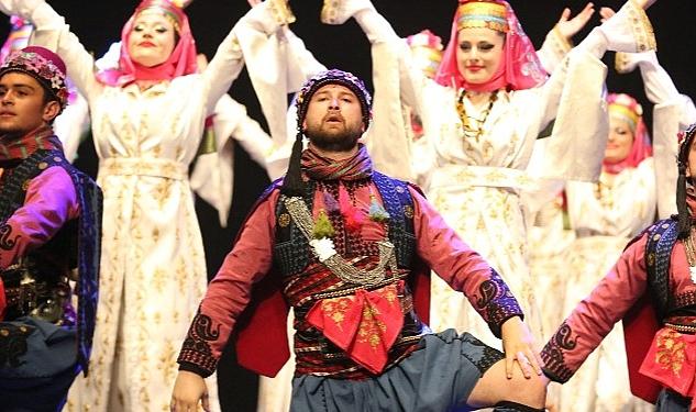 Nilüfer Belediyesi Halk Dansları Topluluğu’nun Anadolu’nun yanı sıra Balkanlar ve