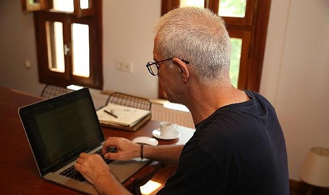 İspanyol TV programcısı, şair ve yazar Yolanda Castano ile gazeteci-yazar