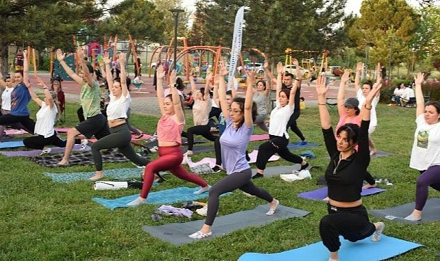 Nilüfer Belediyesi’nin “Matını Al Gel” sloganıyla düzenlediği yoga etkinlikleri geniş