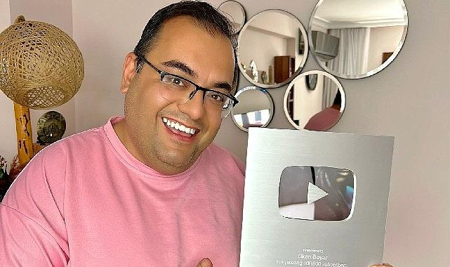 Okan Boyar, YouTube platformu tarafından gönderilen plaketiyle birlikte verdiği pozla