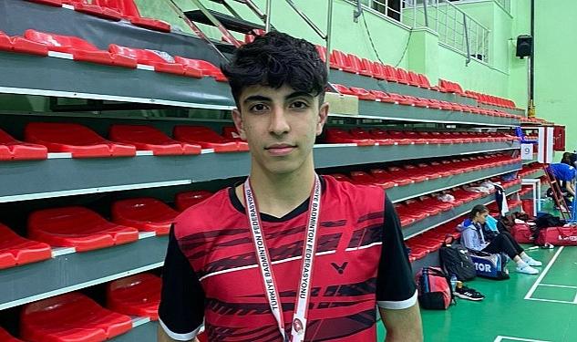 Osmangazi Belediyespor Badminton Takımı sporcularından Veysel Taşdemir, Ankara’da düzenlenen 17