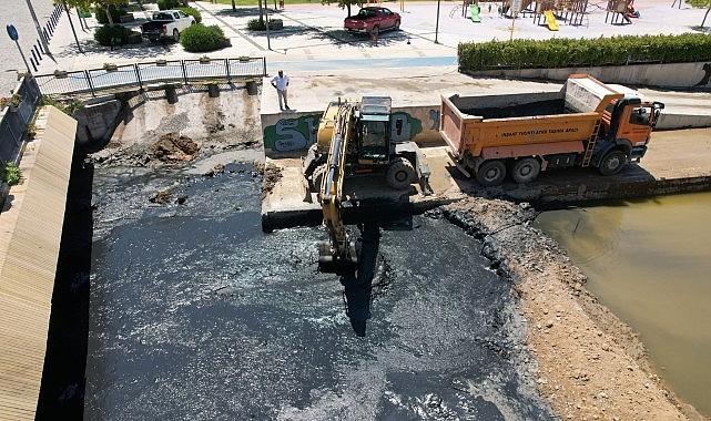 İzmir Büyükşehir Belediyesi İZSU Genel Müdürlüğü Peynircioğlu Deresi’ndeki temizlik çalışmalarını