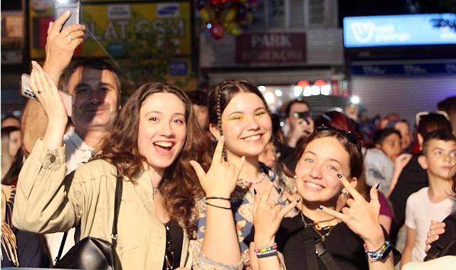 Saray Belediyesi’nin düzenlediği gençlik konseri kapsamında ünlü müzik grubu Retrobüs,