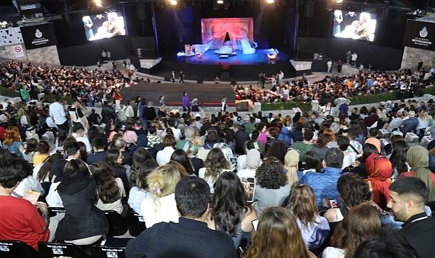 İBB Şehir Tiyatroları’nın, her yaştan seyircisini Harbiye Cemil Topuzlu Açık