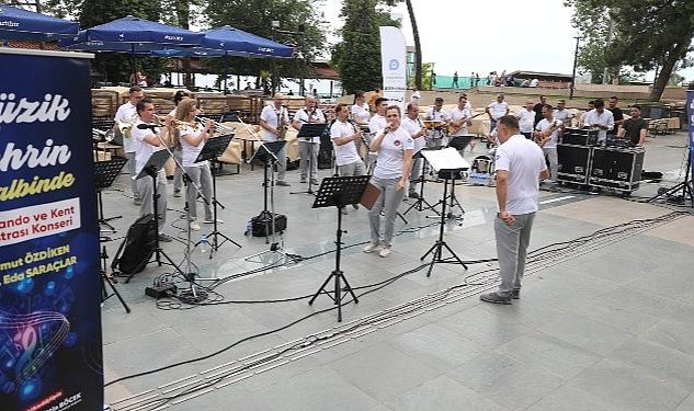Antalya Büyükşehir Belediyesi’nin Tophane Çay Bahçesi’nde düzenlediği “Müzik Şehrin Kalbinde”
