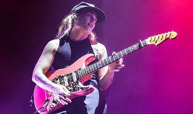 Tek kişilik müzik grubu olarak tanımlanan, multi-enstrümantalist sanatçı Tash Sultana