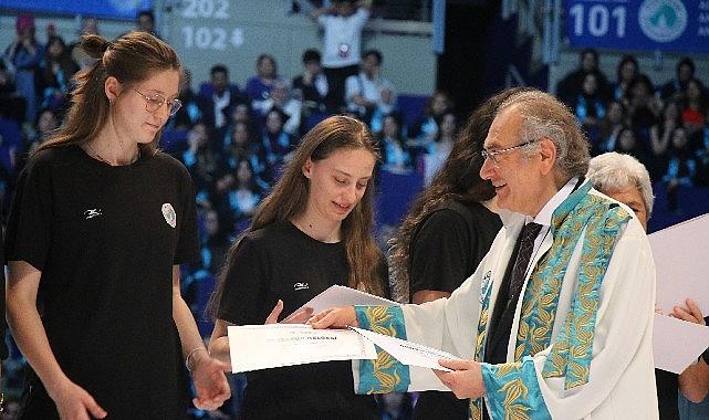 Üsküdar Üniversitesi, 2022-2023 Akademik Yılı mezuniyet töreniyle 10’uncu dönem mezunlarını uğurladı.