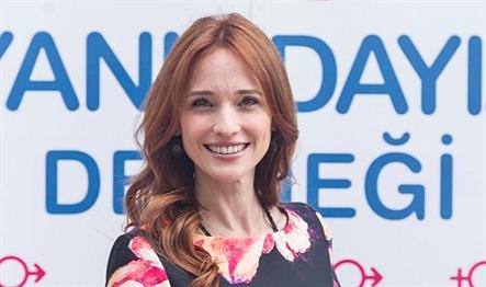 Türkiye’nin tek pro feminist erkek inisiyatifi olan YANINDAYIZ Derneği’nde bayrak