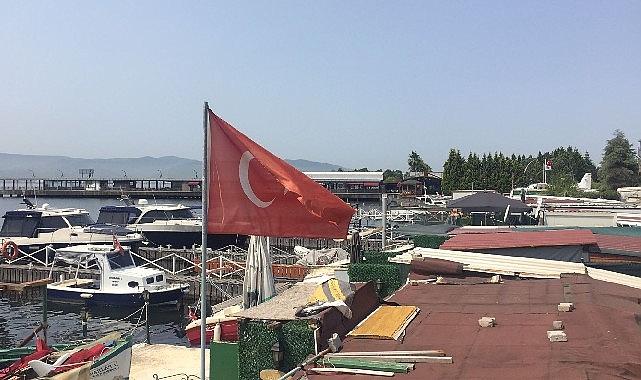 Büyükşehir Zabıtası, İzmit’te eski balık halinin bulunduğu alanda asılı bulunan