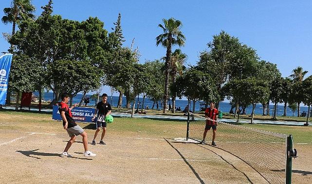Antalya Büyükşehir Belediyesi, gençler arasında yoğun rağbet gören ayak tenisi