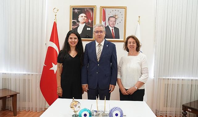 Proje ekibini tebrik eden Ege Üniversitesi Rektörü Prof. Dr. Necdet