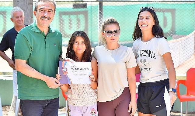 Çukurova Belediyesi Yaz Spor Okulları kapsamında tenis eğitimi alan öğrenciler