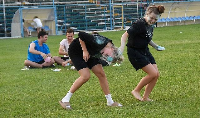 Kemer’de düzenlenen ve çok sayıda yerli ve yabancı tatilcinin katıldığı