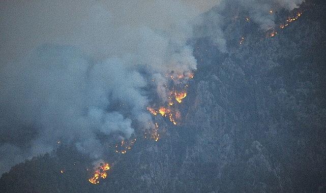 Kemer’de Pazartesi günü akşam saatlerinde başlayan orman yangınını söndürme çalışmaları