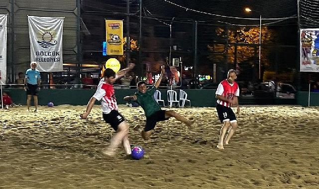 Gölcük Belediyesi tarafından düzenlenen geleneksel Kum Futbol Turnuvası, Değirmendere’de birbirinden