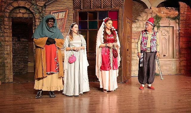Usta tiyatrocu Cengiz Küçükayvaz’ın yazıp yönettiği “Kumpanyada Curcuna” isimli oyun