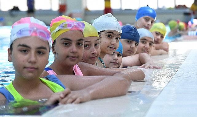 Osmangazi Belediyesi açtığı yüzme kurslarıyla çocuk ve gençlere ücretsiz yüzme