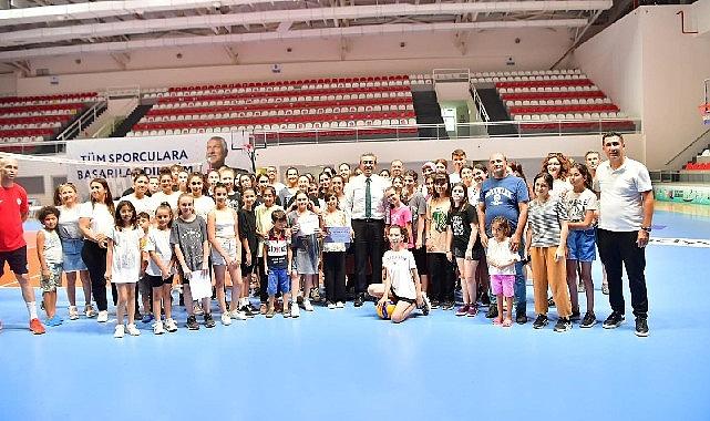 Çukurova Belediye Başkanı Soner Çetin, yaz okulları kapsamında eğitim veren