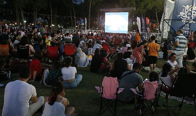 Aydın Büyükşehir Belediyesi, düzenlediği sinema geceleri ile vatandaşlara açık havada