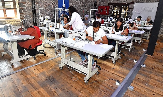 İzmir Büyükşehir Belediyesi’nin hijyenik ürünlere ulaşmada güçlük çeken kadınlar için