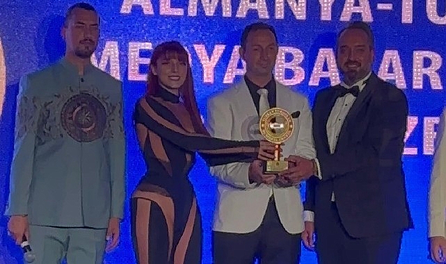Model Dilek Kaya, katıldığı ödül töreninde giydiği elbise nedeniyle Almanya’da