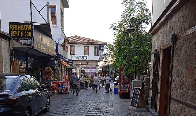 Antalya Büyükşehir Belediyesi tarihi Kaleiçi’nde temizlik ve ilaçlama çalışmasını aralıksız