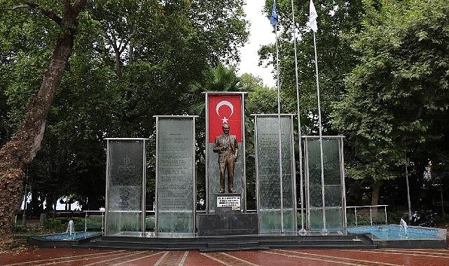 Değirmendere’de bulunan ve mevsimsel şartlar nedeniyle deforme olan Atatürk heykeli,