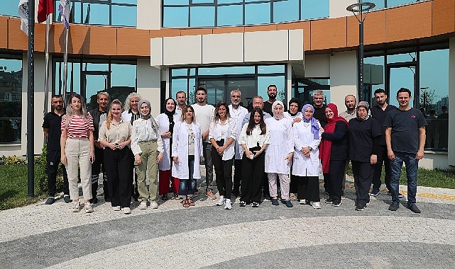 Vefahane Yaşam Merkezi’nde zamanlarını değerlendiriyorlar. Servislerle binaya götürülen yaşlılardan kimi