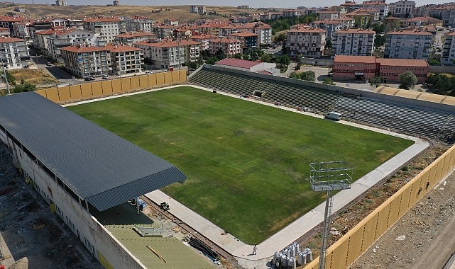 Keçiören Belediyesinin ilçedeki Bağlum Stadı’nda başlattığı yenileme çalışmaları hız kesmeden