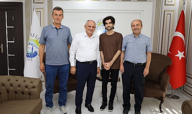 Yahyalı Belediye Başkanı Esat Öztürk, YDT sınavında Türkiye derecesi yapan