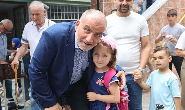 Vatandaşlara ikramlarda bulunan Başkan İbrahim Sandıkçı, onların talep ve önerilerini