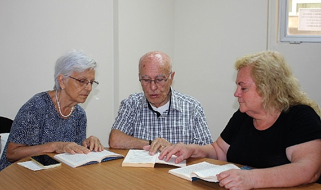 Karşıyaka Belediyesi Bilge Çınarlar Sağlıklı Yaş Alma Merkezi üyeleri, kitap