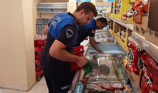 Canik Belediyesi Zabıta Müdürlüğü ekipleri, zincir marketlere yönelik denetimlerini aralıksız