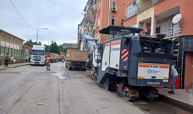 Büyükşehir tarafından Cedit Mahallesi Bostanlar Sokağın asfaltı yenilendi, sokağın yağmursuyu