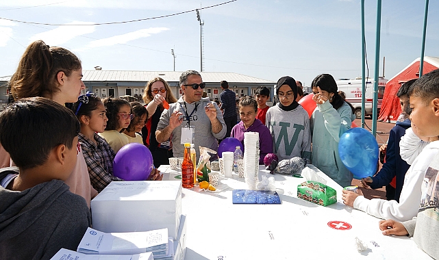 Dokuz Eylül Üniversitesi’nin (DEÜ) farklı birimlerinden akademisyen ve gönüllü öğrencilerinin,
