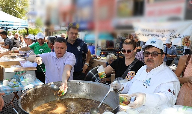 Edremit Belediyesi, Muharrem ayı dolayısıyla aşure hayrı düzenledi. Cumhuriyet Meydanı’nda
