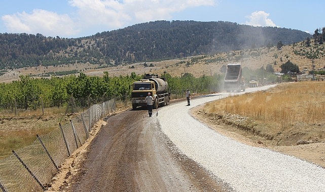 Antalya Büyükşehir Belediyesi alt yapısını tamamladığı yayla yollarında asfalt çalışmalarını