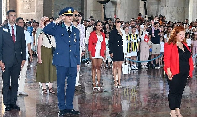 Genç Liderler ve Girişimciler, en büyük Liderlerini Anıtkabir'de ziyaret ederek,