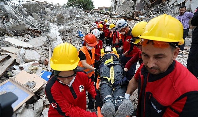 İnegöl Belediyesi’nin İNDAK iş birliğinde gerçekleştirdiği gerçeğini aratmayan deprem tatbikatı,