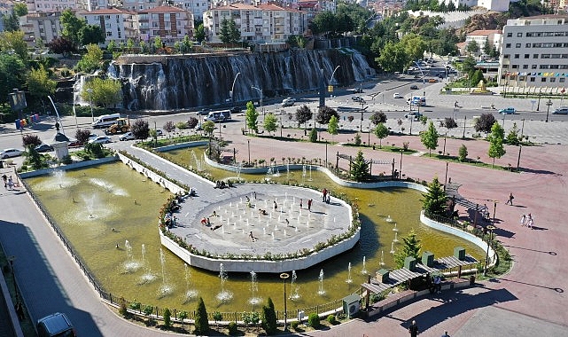 Termometrelerin Başkent Ankara’da 40 derecenin üstene çıkmasıyla birlikte sıcaktan bunalan