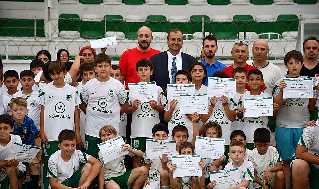 İznikspor da Yaz Futbol Okulunu bitiren gençlere sertifikalarını Belediye Başkanı