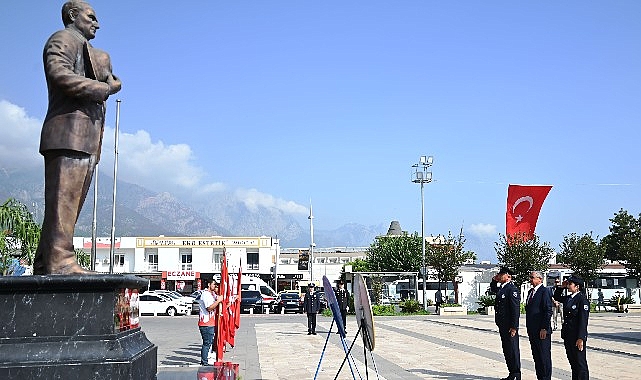 Kemer Cumhuriyet Meydanı’nda düzenlenen törene, Kemer Kaymakamı Hüseyin Çam, Kemer