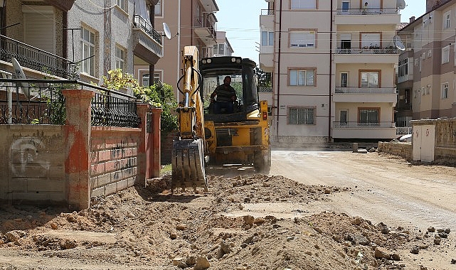 Karaman Belediyesi, şehrin muhtelif yerlerinde yol ve kaldırım çalışmalarına devam