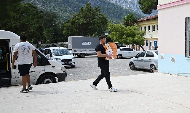 “Eğitim varsa gelecek var” sloganıyla hareket eden Kemer Belediye Başkanı